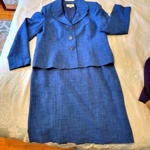 Woman's blue skirt suit set. Le Suit size 18 worn once. Very pretty!